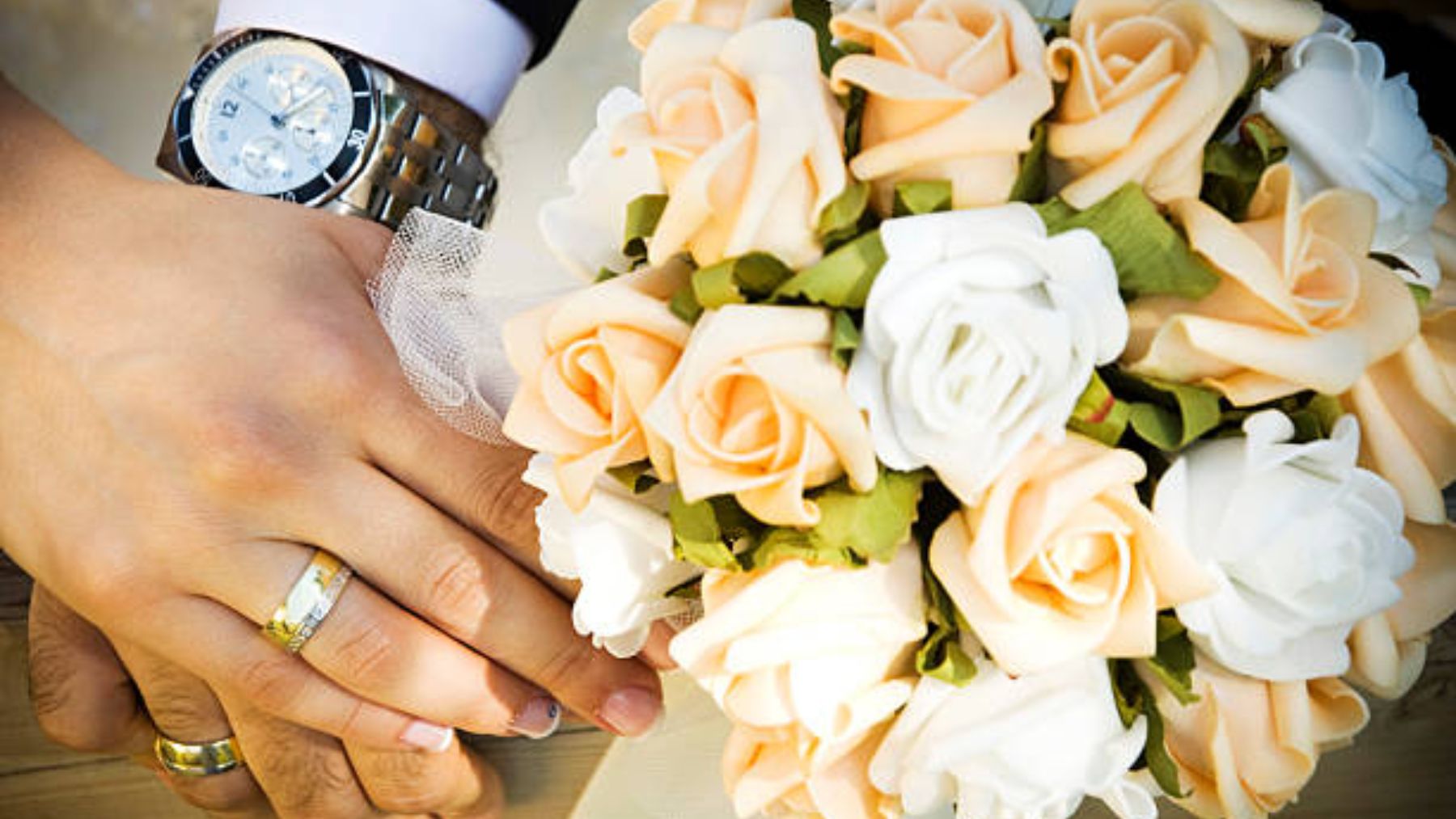 La razón por la que debes regalar un reloj cuando te dan un anillo de compromiso