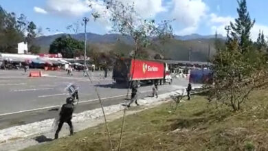 Lanzan normalistas tráiler sin chofer contra elementos de la GN en caseta de cobro