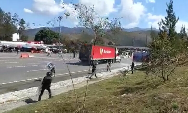 Lanzan normalistas tráiler sin chofer contra elementos de la GN en caseta de cobro