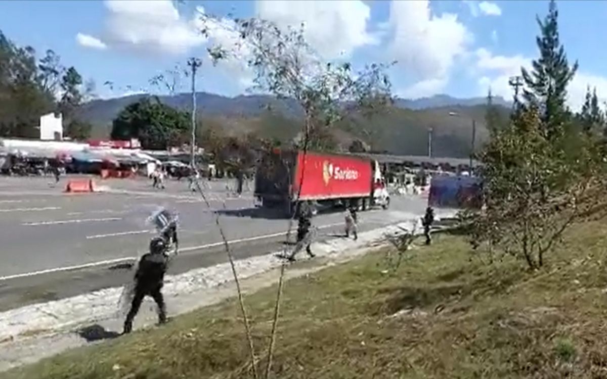 Lanzan normalistas tráiler sin chofer contra elementos de la GN en caseta de cobro