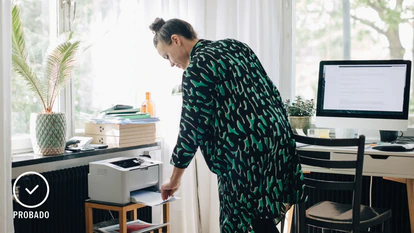 El teletrabajo ha hecho que muchas personas se planteen adquirir una impresora para casa. GETTY IMAGES.