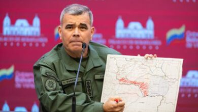El ministro de Defensa de Venezuela, Vladimir Padrino López, resalta en un mapa la zona donde han proliferado las minas.