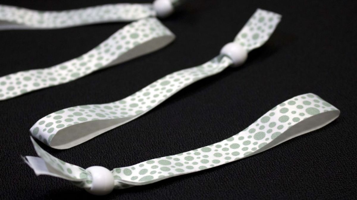 Las pulseras térmicas que detectan la aparición de fiebre en los alumnos de Valencia