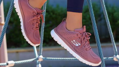 Elegimos las zapatillas de la firma Skechers para mujer más cómodas, versátiles y livianas para el día a día.