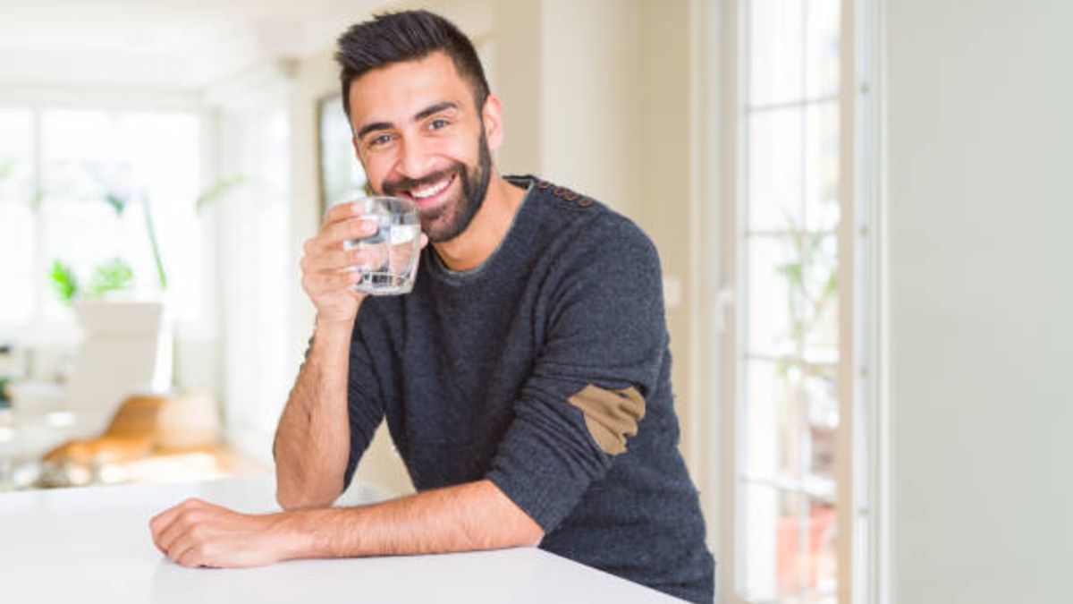 Los motivos por los que beber agua ayuda a tener dientes sanos