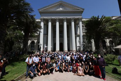Los miembros de la Asamblea Constitucional chilena posan antes del inicio del primer debate formal de los artículos de la nueva Constitución, el 15 de febrero de 2022 en Santiago de Chile.