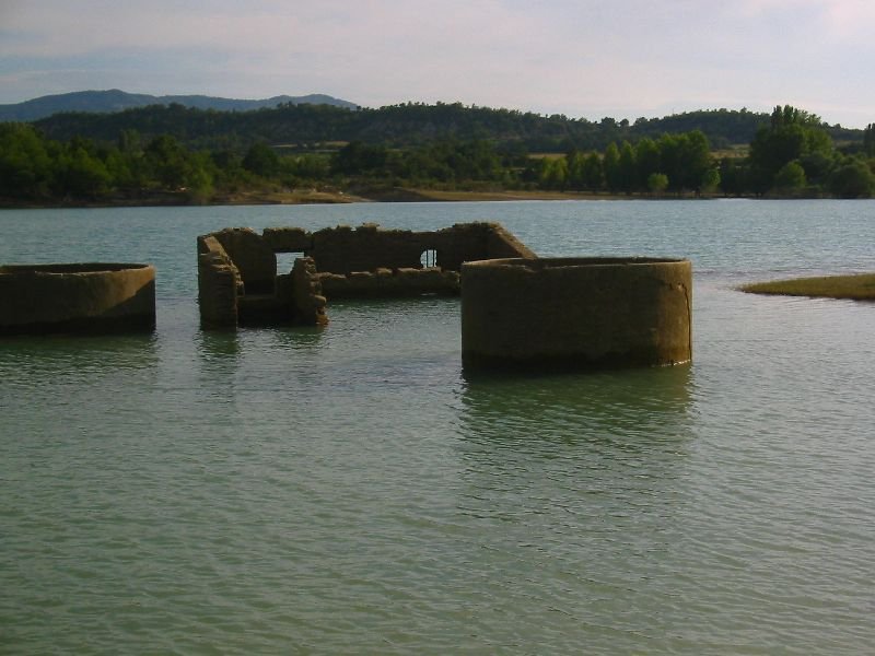 Los pueblos escondidos bajo los embalses vacíos de España