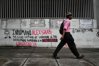 Un graffiti en Caracas que defiende la inocencia de Alex Saab, encarcelado en Estados Unidos por lavado de dinero para el chavismo.
