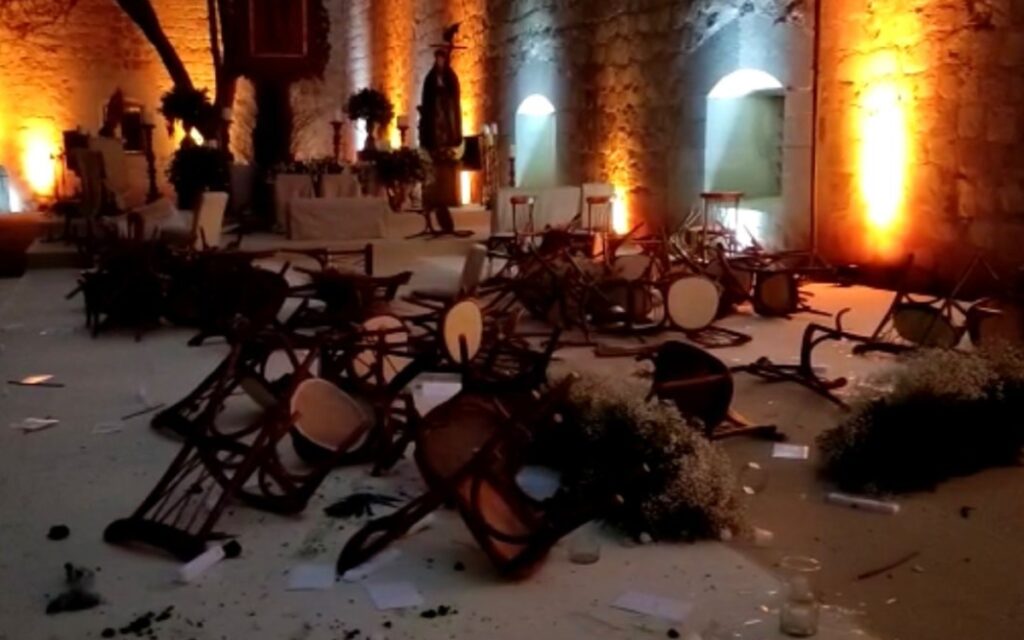 Maestros de la CNTE vandalizan sede de la boda de Elba Esther Gordillo | Videos