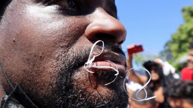 Migrantes se cosen la boca para exigir libre tránsito en México