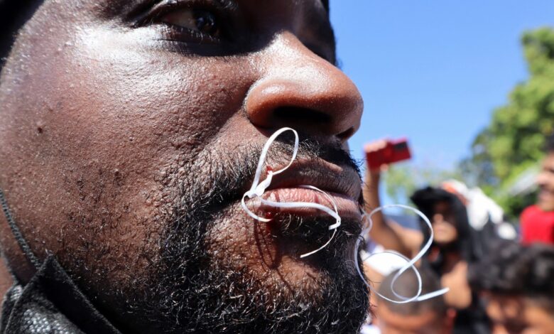 Migrantes se cosen la boca para exigir libre tránsito en México