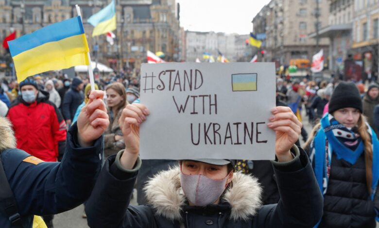 Miles de personas marchan en Kiev para mostrar su unidad contra la amenaza rusa