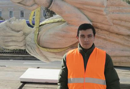 El artista colombiano Iván Argote ante su falsa estatua de Cristóbal Colón.