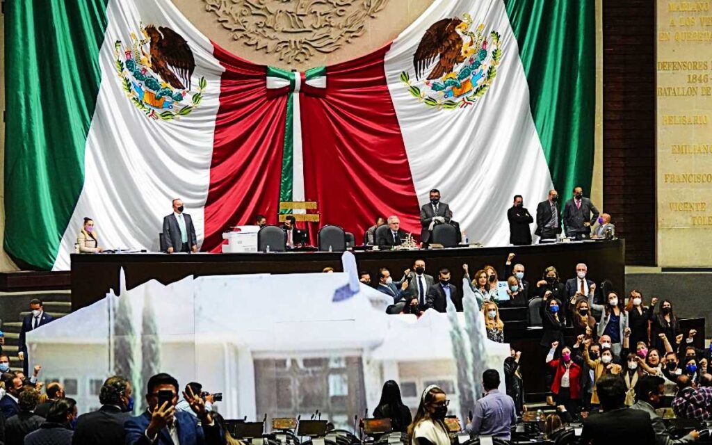 Morenistas abandonaron debate ante imagen de la ‘casa gris’ donde vivió el hijo de AMLO