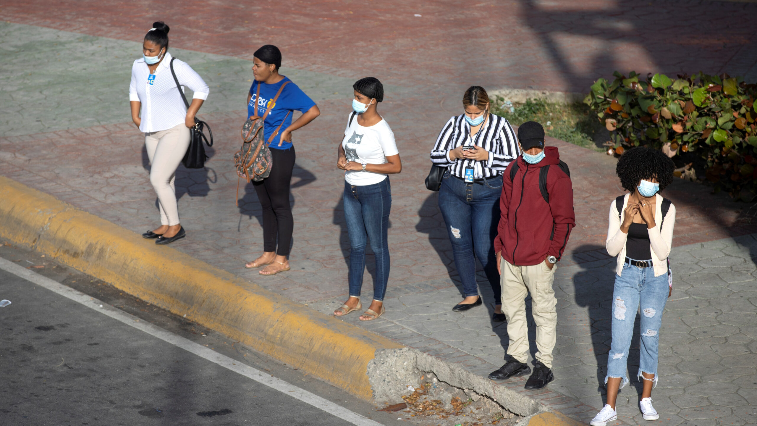 Muchos dominicanos siguen usando mascarillas tras el fin de las restricciones por COVID-19