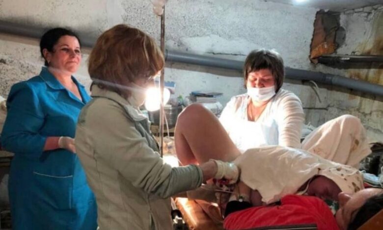 Mujer da a luz en plena guerra, en metro de Kiev, utilizado como campo de refugio, su padre en la guerra