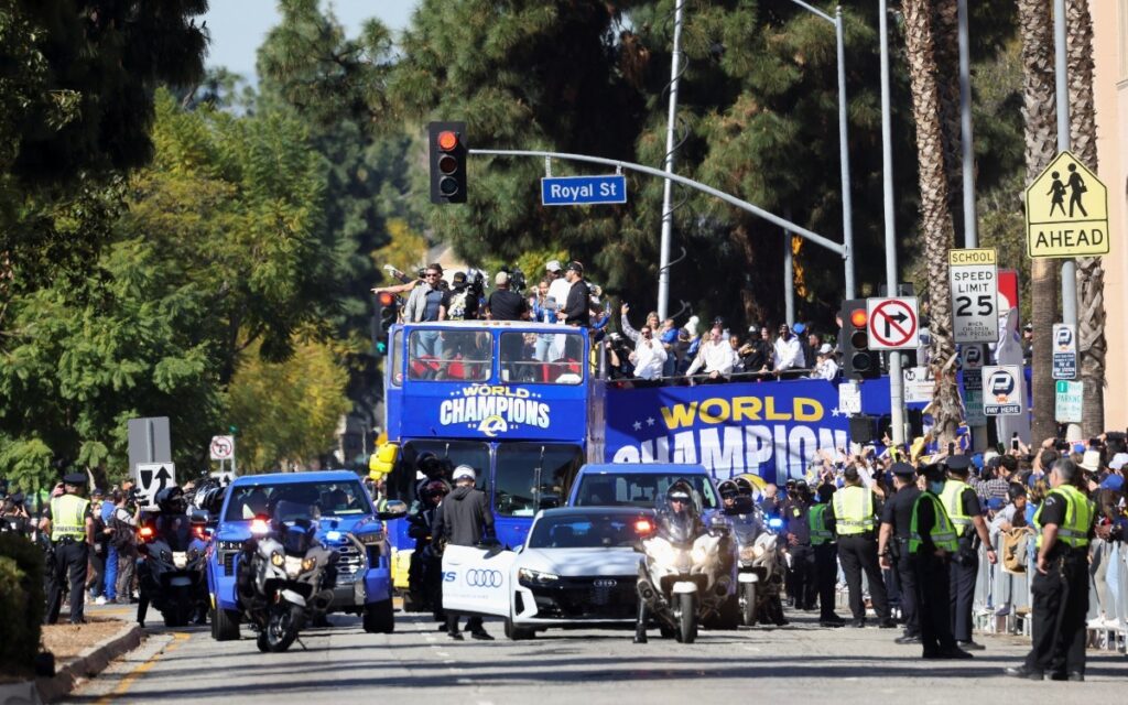 NFL: Desfilan los campeones Carneros por Los Ángeles | Video