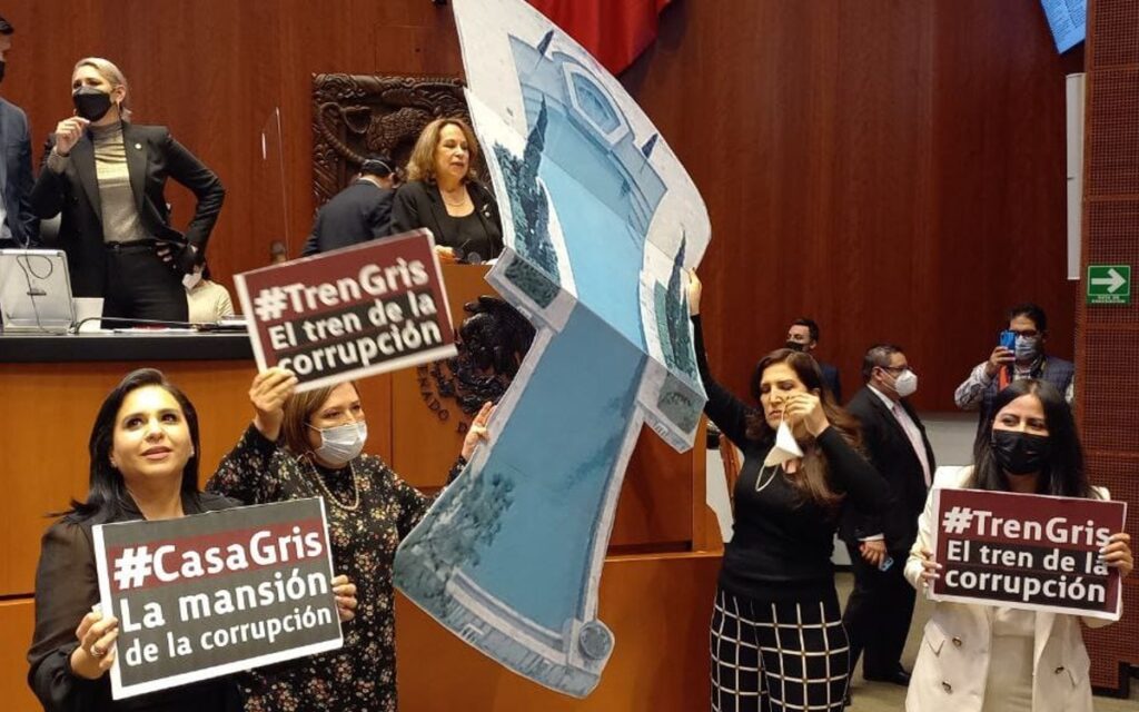 Panistas llevan 'casa' en Houston y hasta 'alberca' a la tribuna del Senado para exigir que se debata el tema | Video