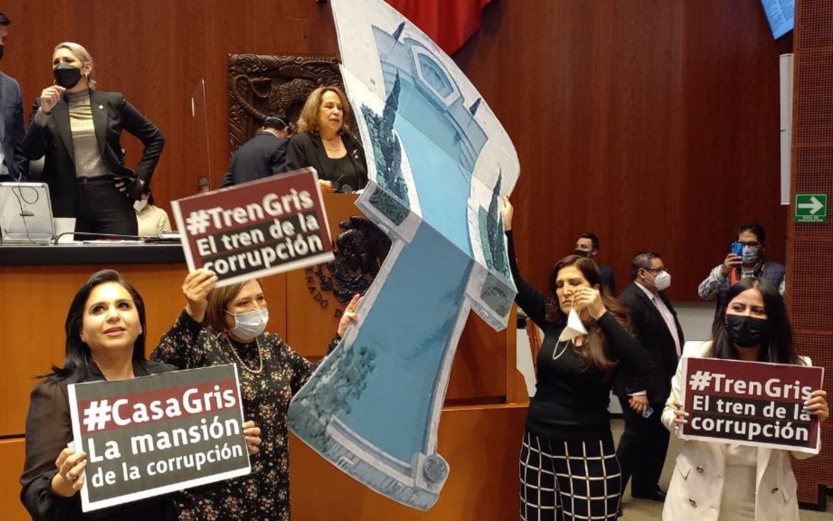 Panistas llevan ‘casa’ en Houston y hasta ‘alberca’ a la tribuna del Senado para exigir que se debata el tema | Video