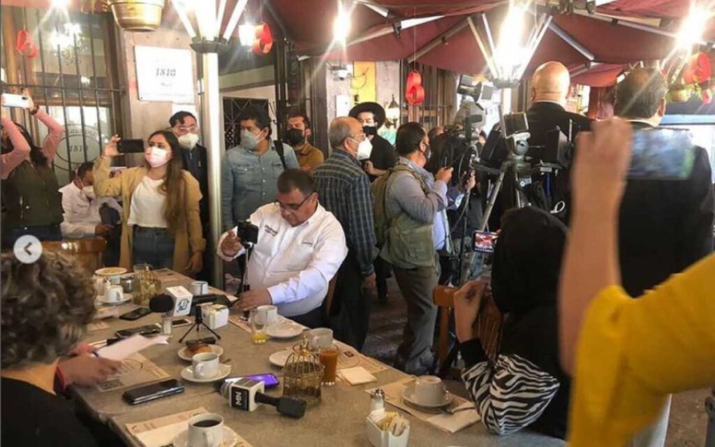 Periodistas protestan en Querétaro: dieron la espalda a funcionarios de Morena