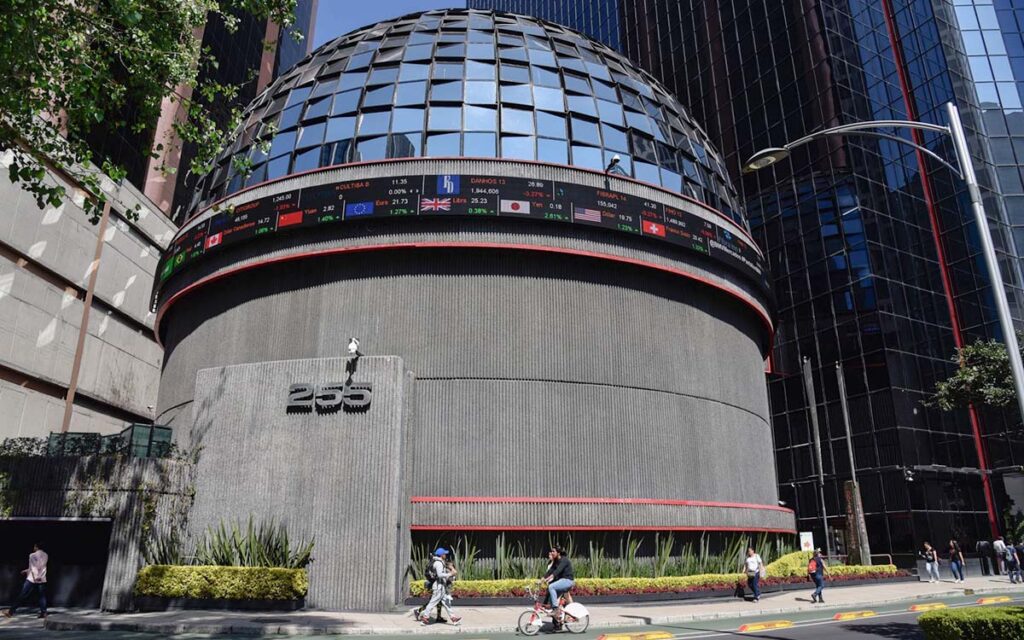 Peso y Bolsa Mexicana se hunden tras invasión rusa a Ucrania