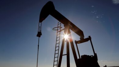 Petróleo cae desde precio máximo de siete años tras anuncio de retirada de tropas rusas de Ucrania