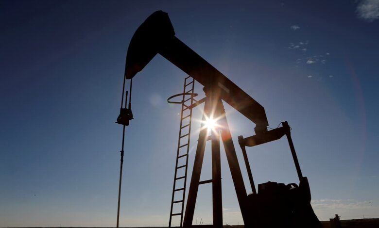 Petróleo cae desde precio máximo de siete años tras anuncio de retirada de tropas rusas de Ucrania