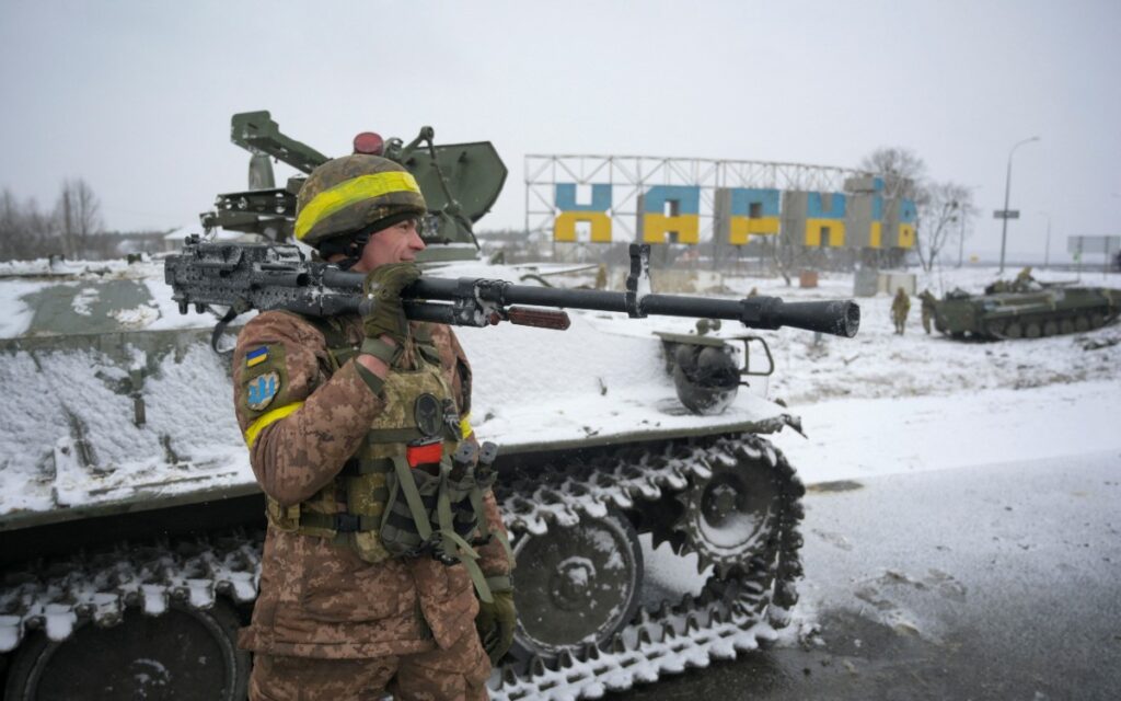 Piden a habitantes de Kiev que hagan bombas molotov en espera del asalto ruso