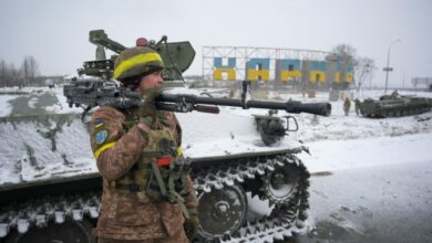 Piden a habitantes de Kiev que hagan bombas molotov en espera del asalto ruso