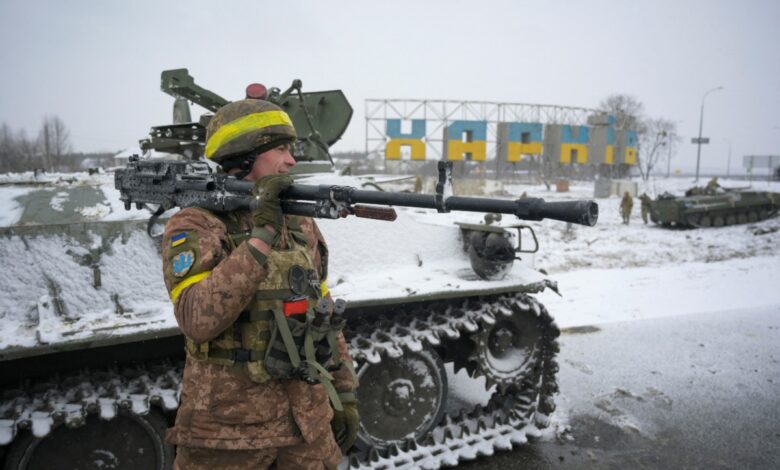 Piden a habitantes de Kiev que hagan bombas molotov en espera del asalto ruso