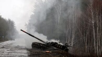 Un tanque ruso destruido por las fuerzas de Ucrania en la región de Lugansk, el sábado.