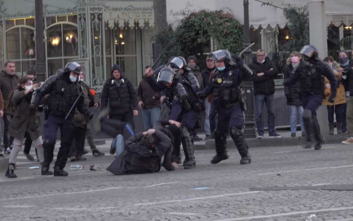 Policía de Canadá retira a manifestantes y libera puente que conecta con EU
