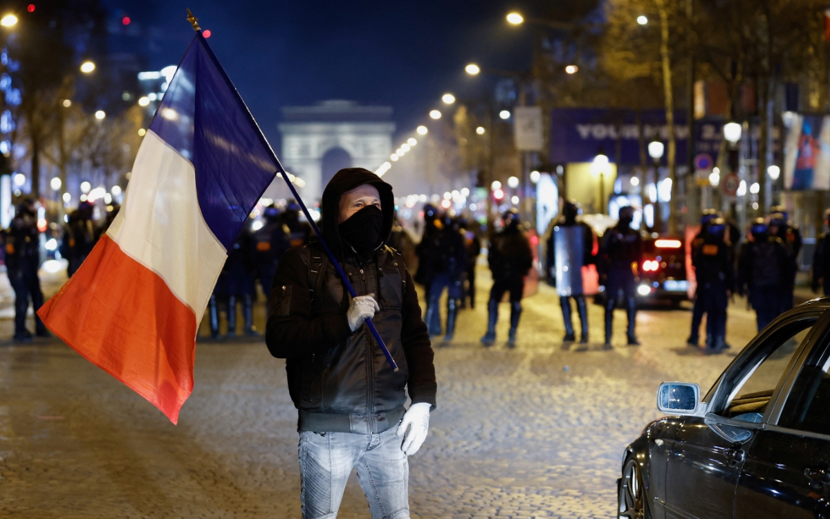 Policía francesa dispersa con gas lacrimógeno protesta del ‘convoy de la libertad’