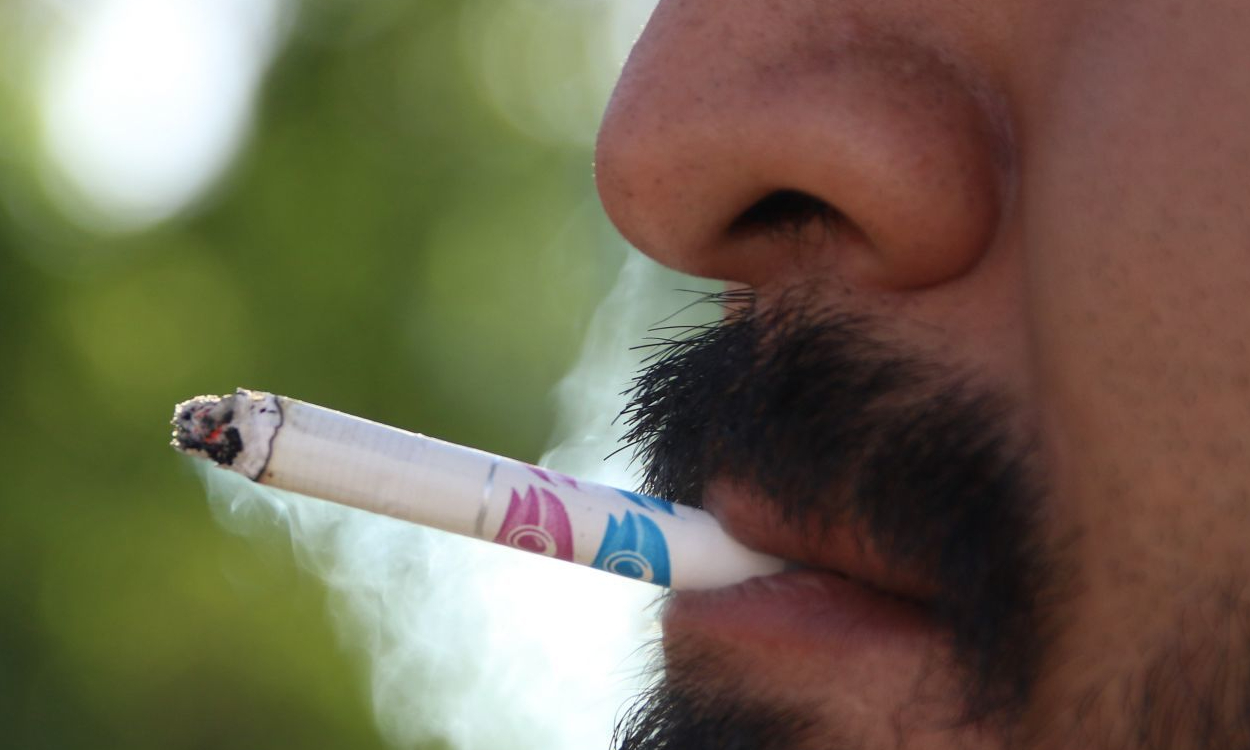 Prohíben publicidad de tabaco y decretan espacios libres de humo