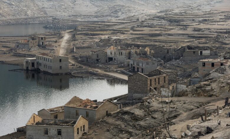 Pueblo fantasma en España emerge por la sequía y atrae a miles de turistas | Fotos