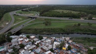 Vista aérea de la barriada Puerta 8, con el río y las autopistas que la rodean a las afueras de Buenos Aires.