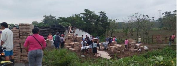 Rapiña: Vuelca trailer cargado de rollos de papel de baño, gente se sirvió con la “cuchara grande”