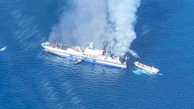 Reportan incendio en transportador en ruta de Grecia a Italia; dos personas quedan atrapadas | Video