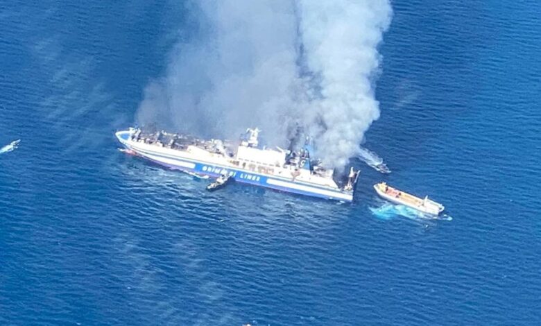 Reportan incendio en transportador en ruta de Grecia a Italia; dos personas quedan atrapadas | Video