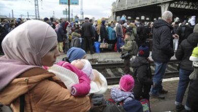 Familias esperando para coger un tren en la ciudad de Lviv, en el oeste de Ucrania, este sábado.