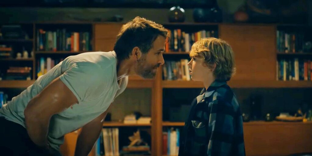 Ryan Reynolds choca con su yo pasado en el clip de Adam Project