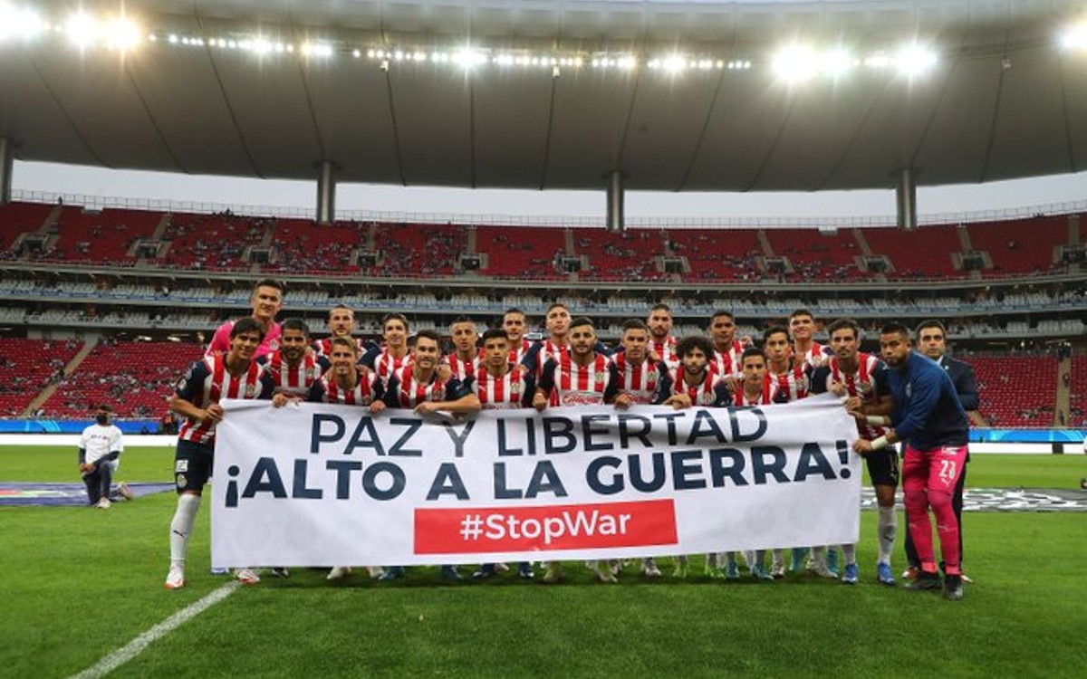 Se suma Chivas al clamor internacional: ¡alto a la guerra! | Video