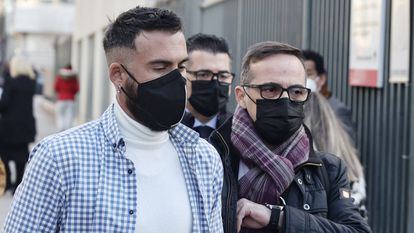 José María López (izquierda), a su llegada al Juzgado de lo Penal número 18 de Madrid, este martes.