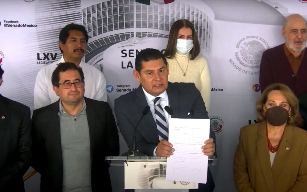 Senador de Morena denuncia a Cofece por 'traición a la patria'