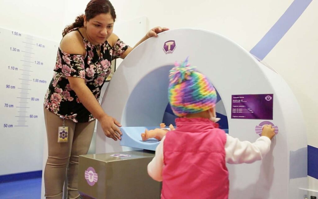 Senadores presentan iniciativa para ampliar licencias a trabajadores con hijos con cáncer.