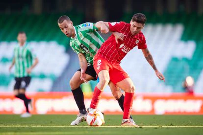 Montiel protege el balón ante el acoso de Canales en el derbi de la Copa del Rey de esta temporada.