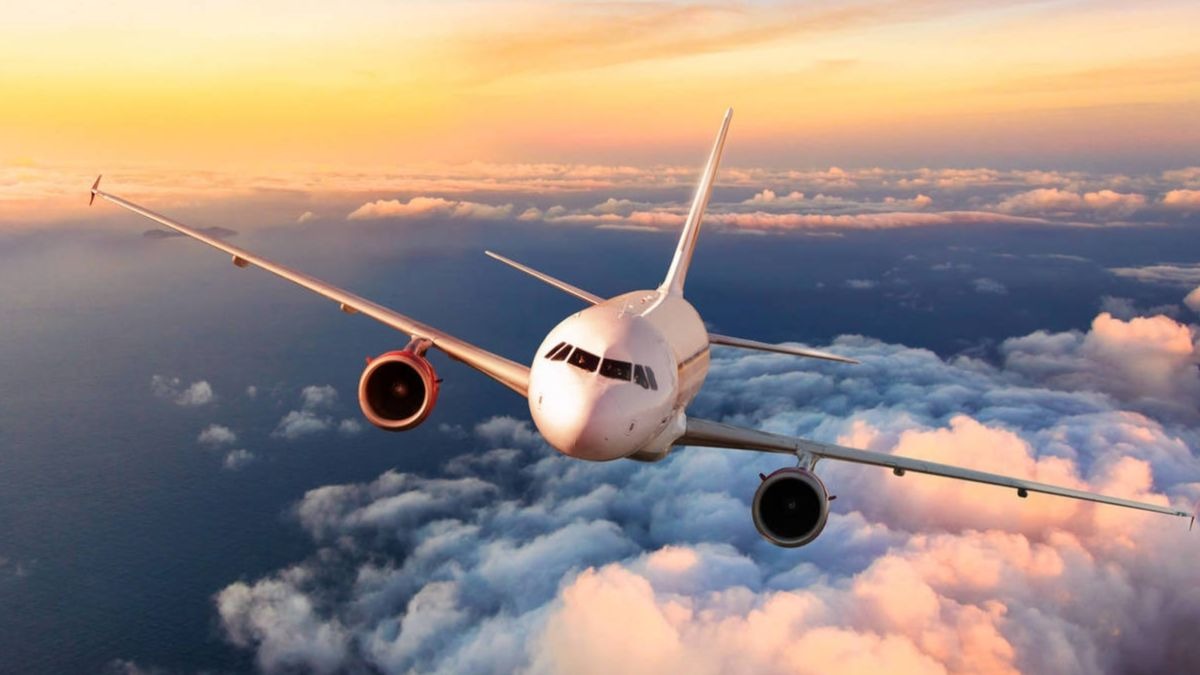 Si vas a viajar en avión, evita estos asientos para no contagiarte del coronavirus