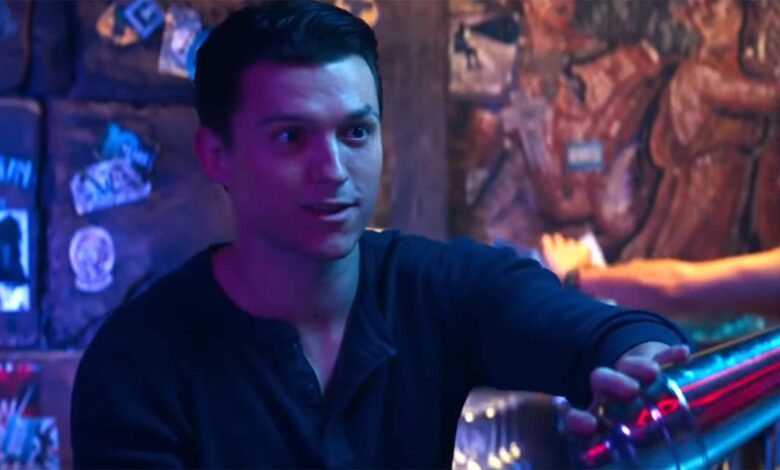 Tom Holland muestra sus habilidades como barman en el clip de la película Uncharted