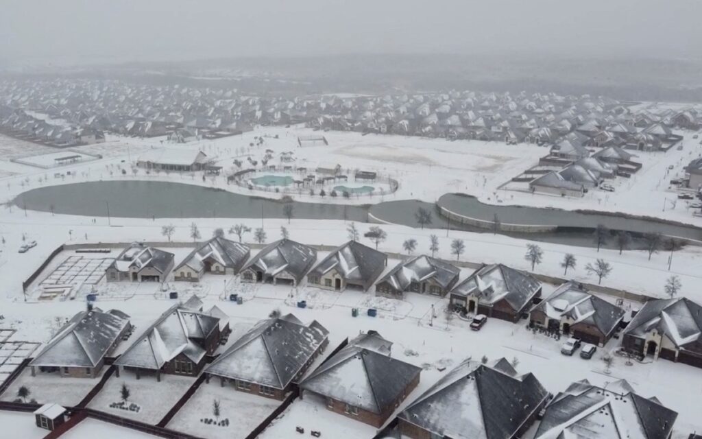 Tormenta invernal deja a miles sin electricidad y cancela unos 2 mil 800 vuelos en EU