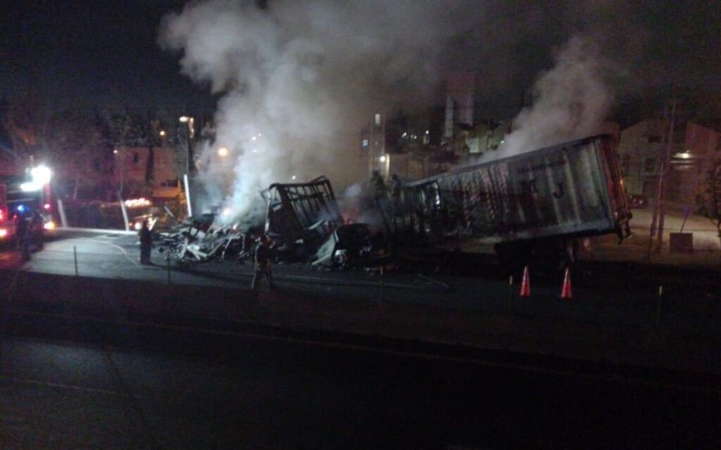 Tráiler cargado con harina choca y se incendia en Circuito Exterior Mexiquense